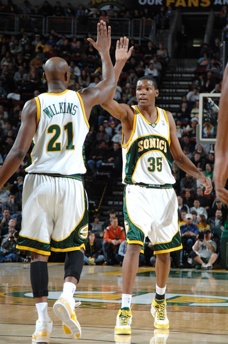 一边是英超 一边是英超