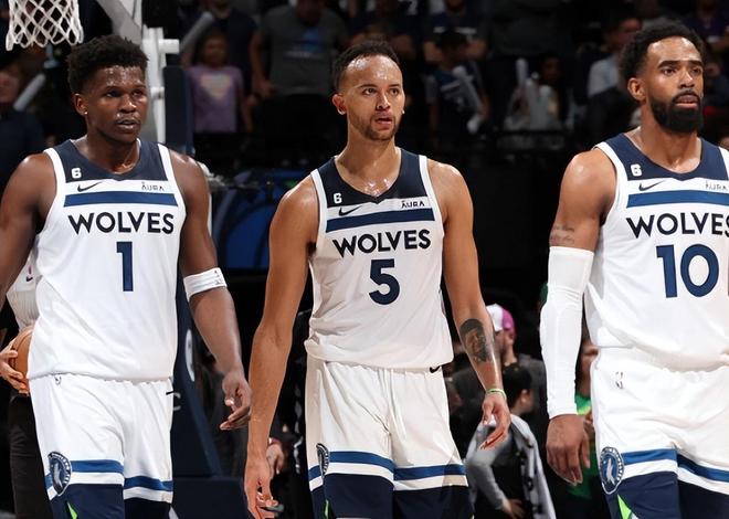 一名左后卫 一名左后卫